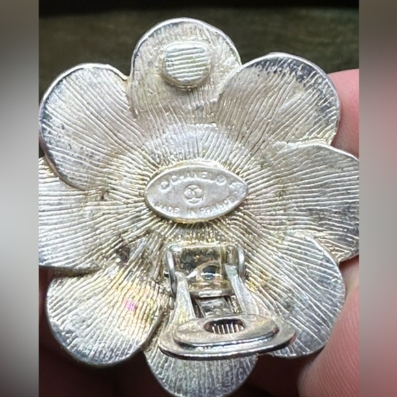 Vintage CHANEL Pearl Flower Earrings Silver Tone Made in France - Picture 4 of 8